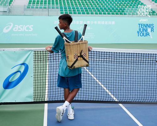 背背篓的网球少年,网球少年的励志蜕变之路